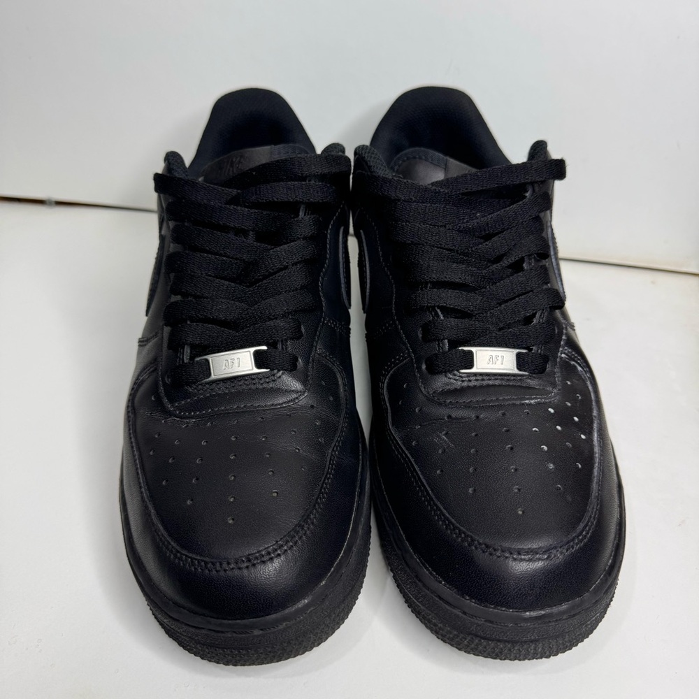 Men’s size 9.5 Nike Air Force 1 low triple black ‘07 classic sneakers popular og - Picture 2 of 11